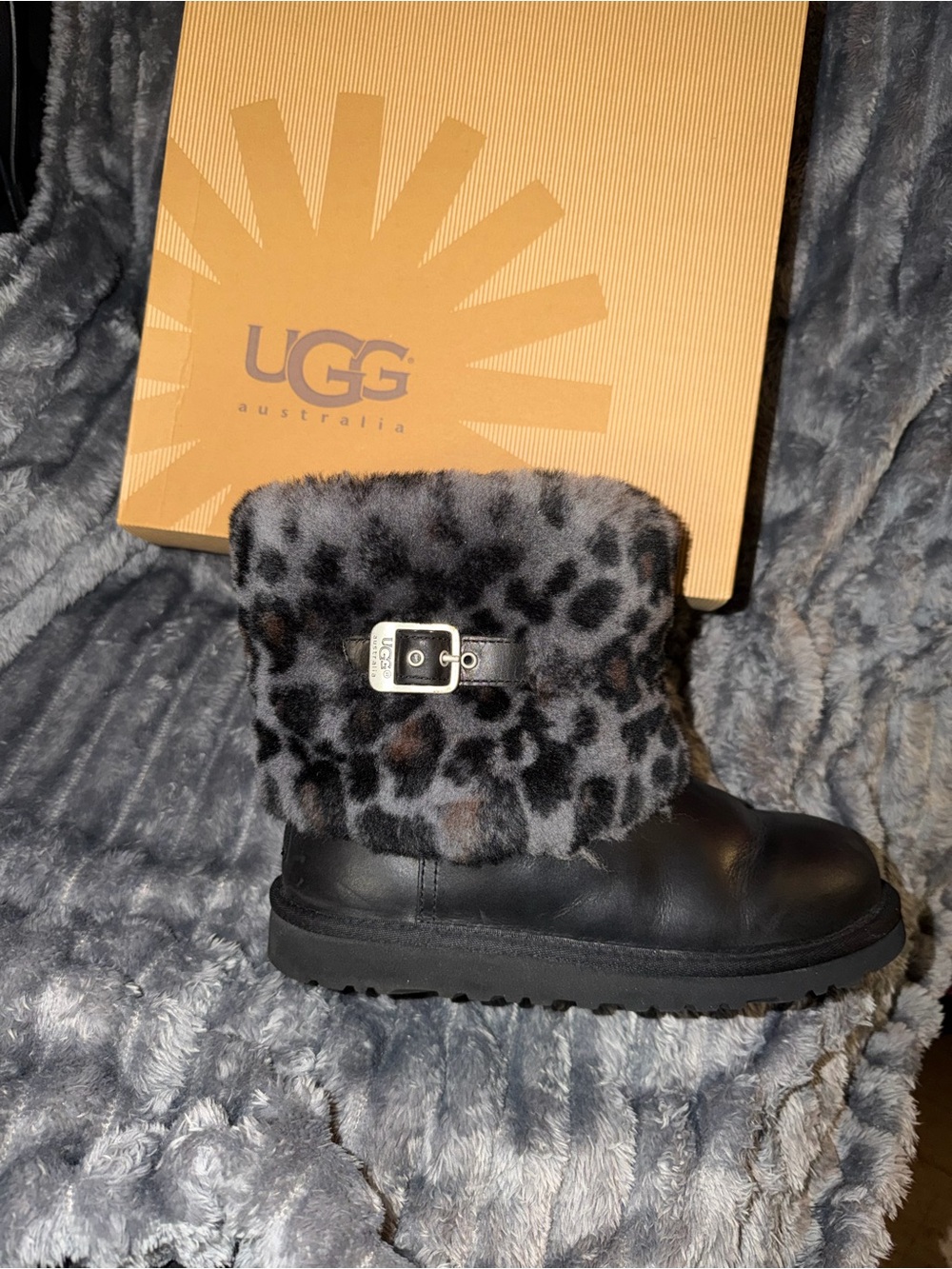 NWT Vintage UGG Youth Black Leather Boot with Gray Leopard Fur Cuff